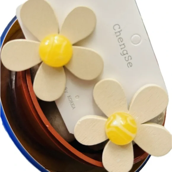 ChengSe Korean Fashion Chic Daisy stud Yellow & Cream Fashion Earrings - Picture 2 of 6